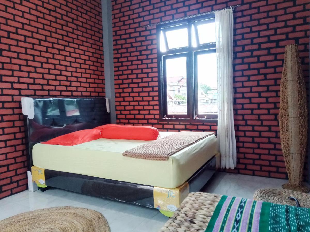 Kurnia Homestay Ternate Exterior photo